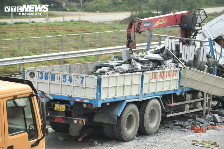 Thùng xe chiếc xe tải chở khá nhiều vật liệu giống bê tông giả đá, sau tai nạn số vật liệu này vỡ, vung vãi xuống đường rất nhiều.