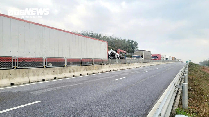 Ghi nhận của PV Báo Điện tử VTC News, đến 13h ngày 8/12 cao tốc Bùng-Vạn Ninh làn Bắc Nam vẫn đang bị ách tắc kéo dài sau vụ tai nạn giữa xe đầu kéo và ô tô tải làm 5 người thương vong. Trong khi làn hướng Nam - Bắc, các phương tiện vẫn lưu thông bình thường.