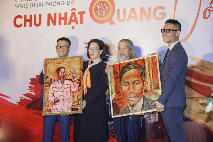 Họa sĩ Chu Nhật Quang tặng tranh Nguyễn Ái Quốc cho họa sĩ Lương Xuân Đoàn - Chủ tịch Hội Mỹ thuật Việt Nam.