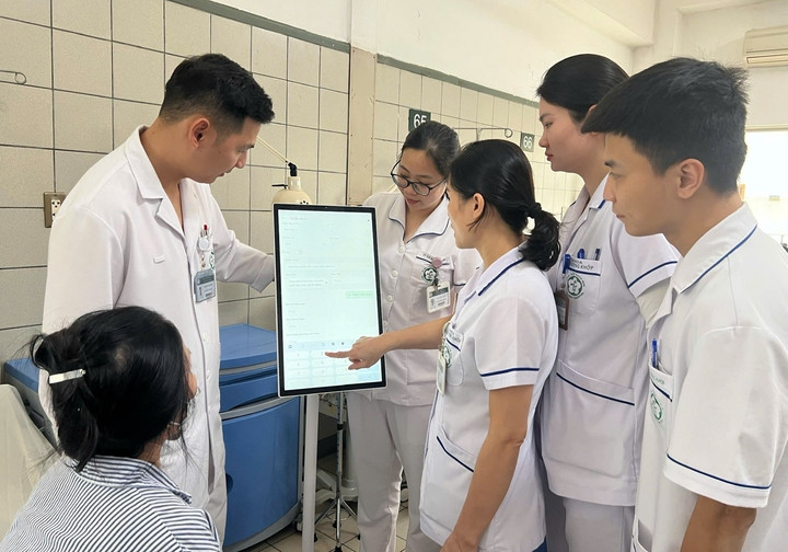 Công nghệ số giúp điều dưỡng Cơ xương khớp đi buồng thuận tiện hơn. (Ảnh: BVCC)