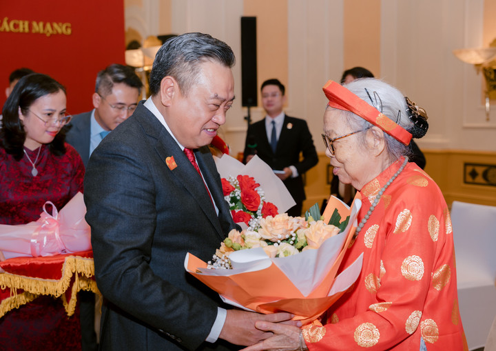 Chủ tịch UBND thành phố Hà Nội Trần Sỹ Thanh tặng quà tri ân các Mẹ Việt Nam Anh hùng, Người có công nhân dịp 80 năm Quốc khánh 2/9.