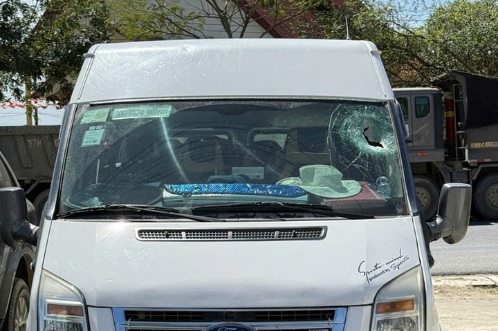 Xe khách bị đá trên xe chở vật liệu rơi trúng trên đèo Đại Ninh. Ảnh: Người dân cung cấp