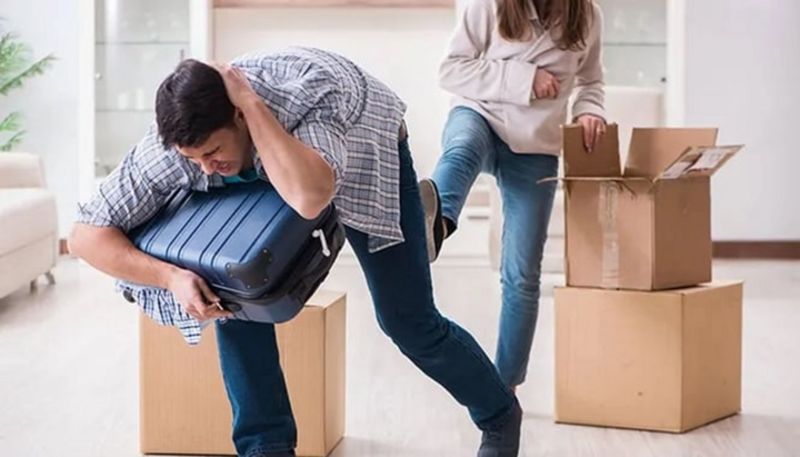 Vợ đuổi chồng ra khỏi nhà, bị phạt đến 10 triệu đồng, buộc xin lỗi công khai (Ảnh minh họa)