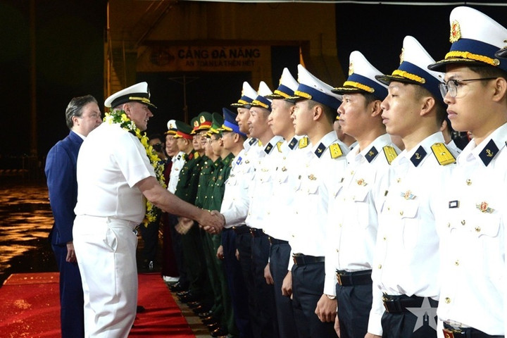 Lễ đón đoàn tàu Hải quân Mỹ tại cảng Tiên Sa.