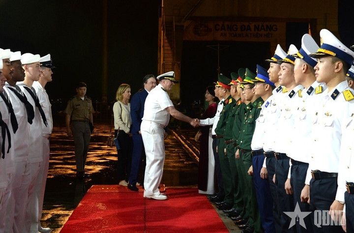 Tàu đổ bộ và tuần dương Hải quân Mỹ thăm Đà Nẵng - 1