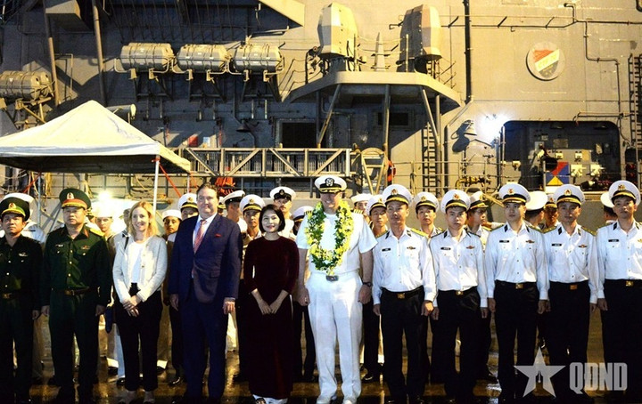 Các đại biểu chụp ảnh chung.