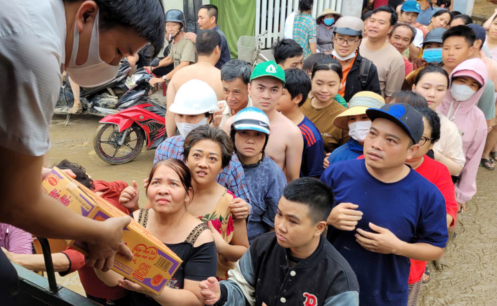 Sản phẩm đến với và con vùng lũ Khánh Hòa. (Nguồn: Acecook Việt Nam)