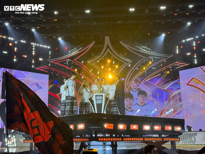 Đội tuyển Full Sense (Thái Lan) bước lên ngôi vô địch. (Ảnh: Kỳ Anh)