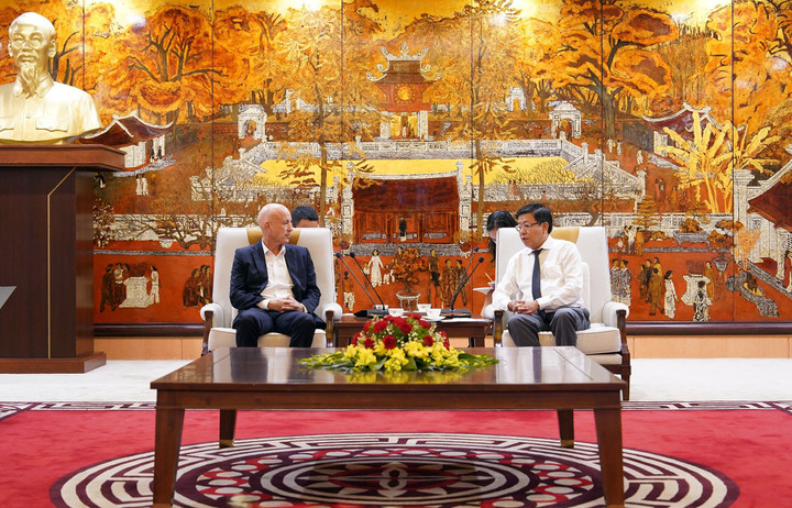 Phó Chủ tịch UBND thành phố Hà Nội Dương Đức Tuấn trao đổi với ông Andres Pizarro.