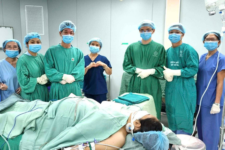 Hai em bé chào đời khoẻ mạnh trong niềm hạnh phúc của gia đình và ê kíp đã chuyên khoa.