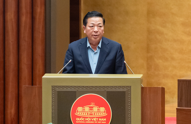 Bộ trưởng Xây dựng Trần Hồng Minh thừa ủy quyền của Thủ tướng, trình Quốc hội đề xuất bổ sung cơ chế, chính sách áp dụng cho dự án đường sắt cao tốc Bắc - Nam. (Ảnh: quochoi.vn)