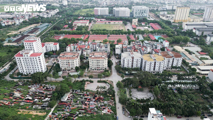 យោងតាមស្ថិតិពីសមាគមភ្នាក់ងារអចលនទ្រព្យវៀតណាម (VARS) ទីក្រុងហាណូយប្រឈមមុខនឹងកង្វះខាតអាផាតមិនយ៉ាងហោចណាស់ ៥០,០០០ ខ្នងជារៀងរាល់ឆ្នាំ។ ទោះជាយ៉ាងណាក៏ដោយ អគារខ្ពស់ៗចំនួនប្រាំពីរនៅក្នុងតំបន់តាំងទីលំនៅថ្មី Kieu Mai ដែលត្រូវបានសាងសង់ឡើងដើម្បីផ្ទុកមនុស្សជាង ៣,០០០ នាក់ នៅតែបិទអស់រយៈពេលជាង ១០ ឆ្នាំមកហើយ។