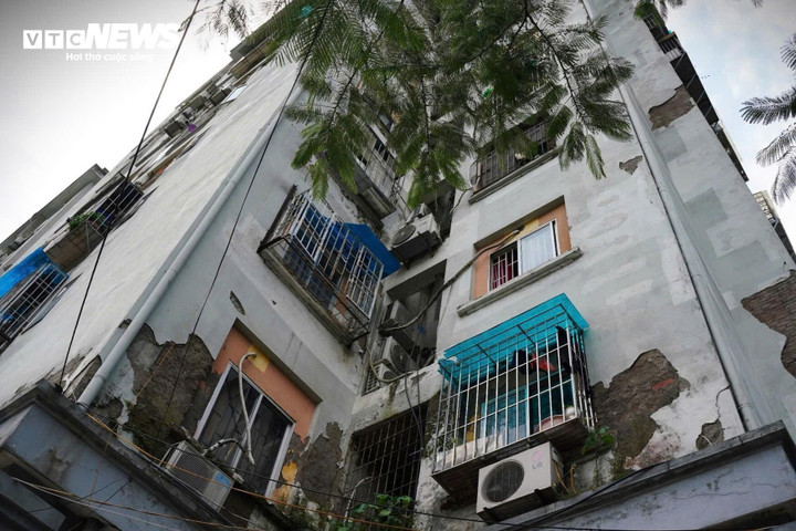 តំបន់តាំងទីលំនៅថ្មី A6 Nam Trung Yen ដែលប្រើប្រាស់តាំងពីឆ្នាំ ២០១០ មានទីតាំងស្ថិតនៅទីតាំងដ៏សំខាន់មួយក្នុងទីក្រុងហាណូយ។ ទោះជាយ៉ាងណាក៏ដោយ ក្នុងរយៈពេលតិចជាង ១៥ ឆ្នាំ អគារអាផាតមិនទាំងបួននៅទីនោះបានទ្រុឌទ្រោមយ៉ាងខ្លាំង។ យោងតាមអ្នកស្រុក រឿងនេះបានកើតឡើងតាំងពីប្រហែលឆ្នាំ ២០១៤-២០១៥។ នៅផ្នែកខាងក្រៅនៃអគារ ផ្នែកធំៗនៃជញ្ជាំងកំពុងរបកចេញ និងបាក់បែក ដែលងាយស្រួលមើលឃើញដោយភ្នែកទទេ។ ការប៉ះស្រាលៗបណ្តាលឱ្យបំណែកនៃជញ្ជាំងជ្រុះ។