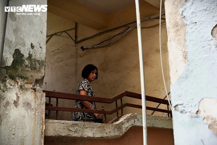 បើទោះបីជាហេដ្ឋារចនាសម្ព័ន្ធនៃតំបន់តាំងទីលំនៅថ្មី A6 Nam Trung Yen ត្រូវបានខូចខាតយ៉ាងធ្ងន់ធ្ងរក៏ដោយ អាផាតមិននៅទីនោះនៅតែត្រូវបានដាក់លក់ក្នុងតម្លៃចាប់ពី 60-70 លានដុង/ម៉ែត្រការ៉េ នេះបើយោងតាមការស្ទង់មតិពីគេហទំព័រអចលនទ្រព្យជាច្រើន។ ជាពិសេស អាផាតមិនមួយនៅជាន់ទី 8 នៃអគារ A6C ដែលមានផ្ទៃក្រឡា 57.2 ម៉ែត្រការ៉េ (បន្ទប់គេង 2 បន្ទប់ទឹក 1) កំពុងត្រូវបានដាក់លក់ក្នុងតម្លៃ 4.1 ពាន់លានដុង (71.68 លានដុង/ម៉ែត្រការ៉េ)។ នៅជាន់ដដែល និងក្នុងអគារដដែល អាផាតមិនមួយទៀតទំហំ 60 ម៉ែត្រការ៉េកំពុងត្រូវបានដាក់លក់ក្នុងតម្លៃ 4.1 ពាន់លានដុង (68.33 លានដុង/ម៉ែត្រការ៉េ)។