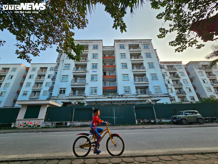 យោងតាមស្ថិតិពីក្រុមហ៊ុនគ្រប់គ្រង និងអភិវឌ្ឍន៍លំនៅឋានហាណូយ លីមីតធីត និងមជ្ឈមណ្ឌលគ្រប់គ្រងលំនៅឋានក្រុងហាណូយ គិតត្រឹមឆ្នាំ ២០២៥ ទីក្រុងហាណូយនឹងមានអគារអាផាតមិនសម្រាប់តាំងទីលំនៅថ្មីចំនួន ២០១ កំពុងប្រើប្រាស់ ដែលក្នុងនោះអាផាតមិនចំនួន ១៦.០៥៧ ក្នុងចំណោម ១៩.០១៦ ត្រូវបានប្រគល់ជូនប្រជាពលរដ្ឋសម្រាប់ការប្រើប្រាស់ប្រកបដោយស្ថិរភាព។ អាផាតមិនសម្រាប់តាំងទីលំនៅថ្មីប្រមាណ ៣.០០០ នៅតែទំនេរ។