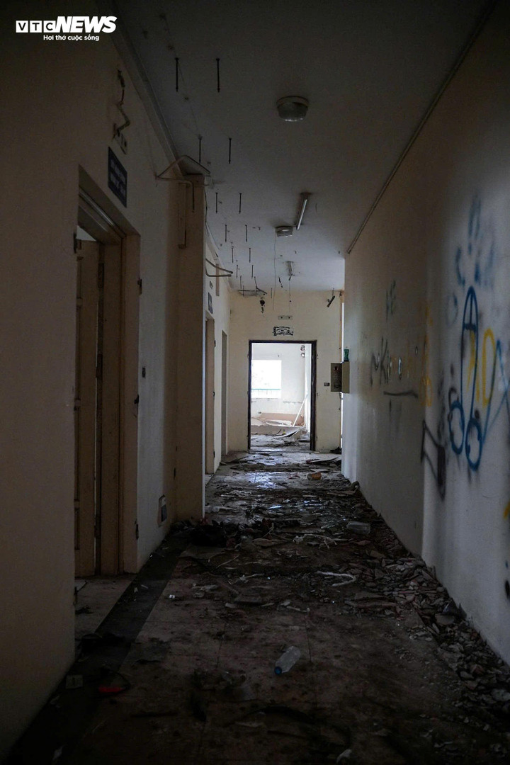 ច្រករបៀងងងឹតឈឹង មានក្លិនស្អុយដោយសារសំណើម និងធូលីដី បន្ទាប់ពីមិនបានប្រើប្រាស់អស់រយៈពេលយូរ។ អំពូលភ្លើង និងគ្រឿងបរិក្ខារអគ្គិសនីជាច្រើនត្រូវបានដកចេញពីពិដាន ដោយបន្សល់ទុកតែខ្សែភ្លើង និងទំពក់ដែលលាតត្រដាងប៉ុណ្ណោះ។ កម្រាលឥដ្ឋត្រូវបានគ្របដណ្ដប់ដោយក្បឿងបែក កញ្ចក់ សំរាម និងបេតុងបែកខ្ទេចខ្ទី។ រាល់ជំហានបានបង្កើតសំឡេងគ្រលួចនៃសម្ភារៈបែកខ្ទេចខ្ទី។