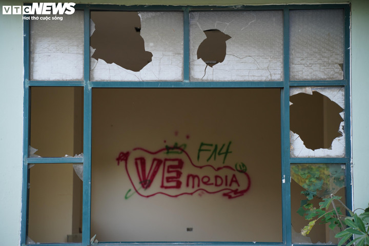 Ông Nguyễn Văn Đấu, người dân sống gần khu vực, bày tỏ sự nuối tiếc khi những tòa nhà bỏ hoang không được đưa vào sử dụng, trở thành điểm tụ tập của các đối tượng bất hảo, khiến an ninh trật tự xung quanh bị ảnh hưởng. 