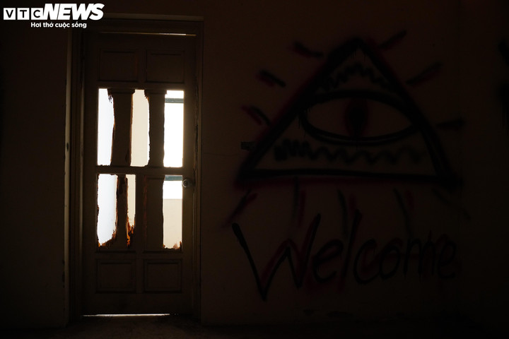 Một khu tái định cư từng được kỳ vọng trở thành nơi ở mới của người dân, nay rơi vào tình trạng hoang hóa, xuống cấp nghiêm trọng và bị bỏ phí trong thời gian dài.