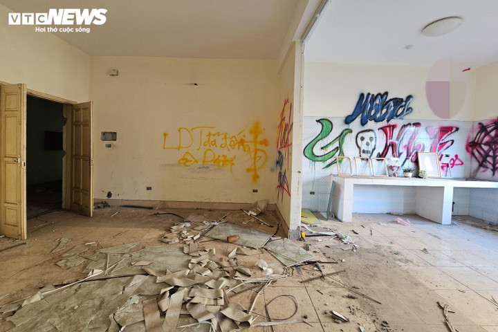 ជញ្ជាំងត្រូវបានគ្របដណ្ដប់ដោយគំនូរលើជញ្ជាំង; កម្រាលឥដ្ឋត្រូវបានបំផ្លាញ ដោយក្បឿងបាក់បែករាយប៉ាយពាសពេញកន្លែង។ នេះជាបរិបទនៃទីក្រុង។