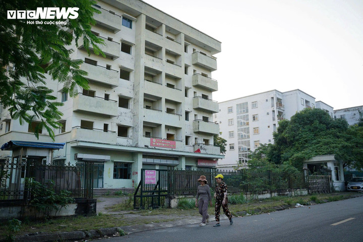 យោងតាមតំណាងក្រុមប្រឹក្សាភិបាលគ្រប់គ្រងគម្រោងវិនិយោគហេដ្ឋារចនាសម្ព័ន្ធសង្កាត់សួនភឿង ចាប់ពីថ្ងៃទី 1 ខែកក្កដា នៅពេលដែលគំរូរដ្ឋាភិបាលមូលដ្ឋានពីរជាន់ត្រូវបានអនុវត្ត តំបន់តាំងទីលំនៅថ្មីនៅកៀវម៉ៃនឹងស្ថិតនៅក្រោមការគ្រប់គ្រងរបស់សង្កាត់សួនភឿង។ បច្ចុប្បន្ន ក្រុមប្រឹក្សាភិបាលគ្រប់គ្រងគម្រោងវិនិយោគហេដ្ឋារចនាសម្ព័ន្ធសង្កាត់សួនភឿងបានពិនិត្យកំណត់ត្រា ត្រួតពិនិត្យស្ថានភាពបច្ចុប្បន្ន ហើយនឹងស្នើទៅគណៈកម្មាធិការប្រជាជនសង្កាត់ដើម្បីស្នើសុំគណៈកម្មាធិការប្រជាជនក្រុងហាណូយឱ្យពិចារណា និងដឹកនាំផែនការសម្រាប់ប្រើប្រាស់អគារឱ្យបានត្រឹមត្រូវ ជៀសវាងកាកសំណល់ និងការបំពុលបរិស្ថានយូរអង្វែង។