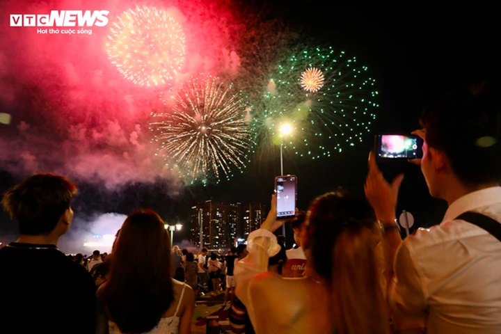 Bắn pháo hoa chào năm mới là sự kiện người dân TP.HCM luôn mong chờ trước thời khắc chia tay năm cũ.