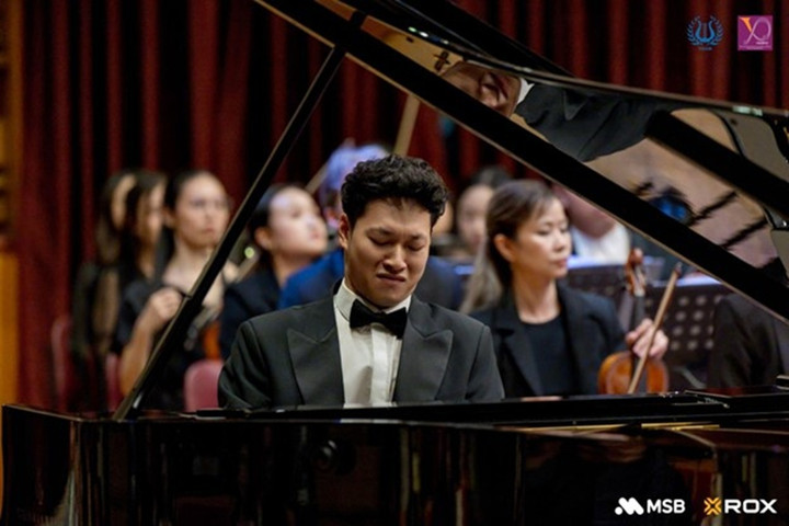 Nghệ sĩ piano Phạm Ngọc Giang trong phần độc tấu Concerto Piano No.2.