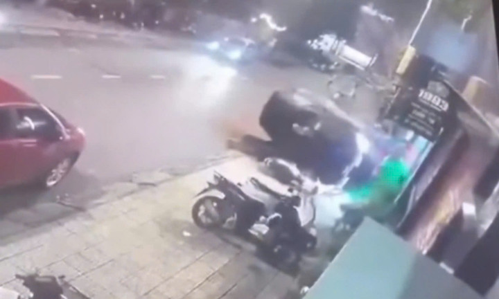 Khoảnh khắc ô tô 5 chỗ lao lên vỉa hè làm 3 người bị thương rồi lật ngiêng. (Ảnh cắt từ clip)