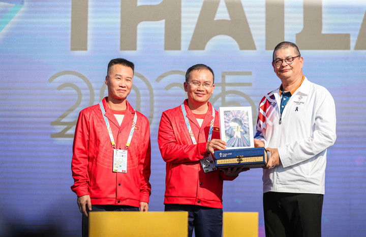 Đại diện ban tổ chức SEA Games 33 trao kỷ niệm chương cho đoàn thể thao Việt Nam. (Ảnh: Tam Ninh)