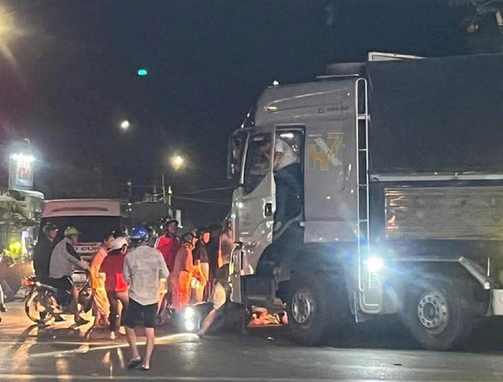 Người dân địa phương hỗ trợ đưa nạn nhân đi bệnh viện cứu chữa. (Ảnh: MXH)