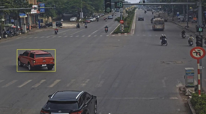 Ô tô rẽ trái tại nơi có biển cấm rẽ ở phường Bắc Giang, tỉnh Bắc Ninh. (Ảnh: Công an Bắc Ninh).