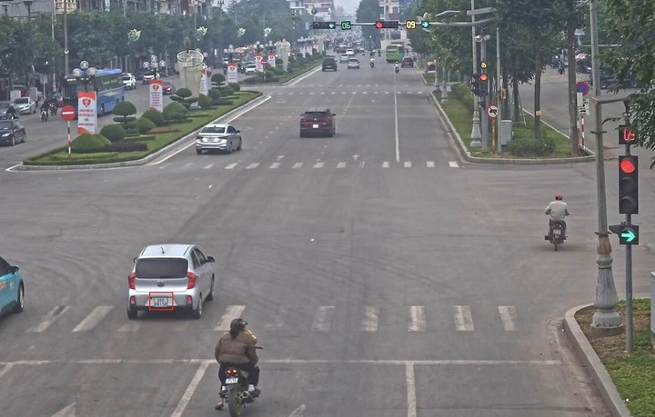 Ô tô vượt đèn đỏ tại đường Hùng Vương, phường Bắc Giang, tỉnh Bắc Ninh. (Ảnh: Công an Bắc Ninh)