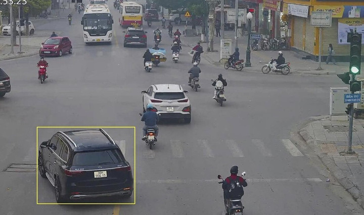 Ô tô không chấp hành vạch kẻ đường, lấn làn. (Ảnh: Công an Bắc Ninh).