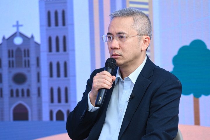 Chuyên gia Phan Lê Bình trả lời câu hỏi tại toạ đàm.