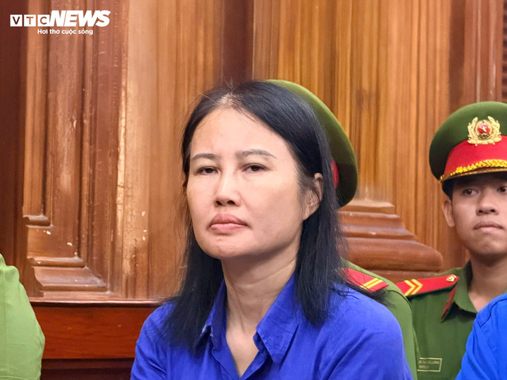 Cơ quan tố tụng xác định, trước khi bước vào giai đoạn đấu thầu, bà Hoàng Thị Thúy Nga (cấp dưới của bà Nguyễn Thị Thanh Nhàn) đã liên hệ, gặp gỡ lãnh đạo Sở GD&ĐT TP.HCM, tặng quà và giới thiệu mình là đầu mối của AIC.