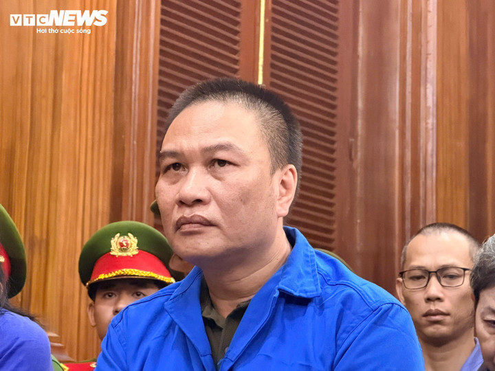 Ông Lê Hồng Sơn bị cáo buộc ký nhiều văn bản tham mưu để UBND TP.HCM chỉ đạo giao các phòng GD&ĐT (vốn không đủ năng lực, kinh nghiệm và chứng chỉ đấu thầu) làm chủ đầu tư. Với các gói thầu do Sở làm chủ đầu tư, ông Sơn bị cho là ký chỉ định thầu, định giá và tư vấn trái quy định, khiến Nhà nước thiệt hại 763 triệu đồng.