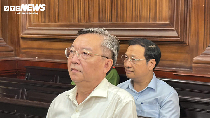 Ông Lê Hoài Nam, với vai trò cấp phó, bị cáo buộc ban hành văn bản hướng dẫn 89 trường THPT thực hiện mua sắm trực tiếp. Ông Nam phải chịu trách nhiệm về số tiền thiệt hại 28,71 tỷ đồng. Từ các hành vi sai phạm, ông Sơn, ông Nam cùng nhiều bị cáo bị truy tố về tội Vi phạm quy định về đấu thầu gây hậu quả nghiêm trọng.