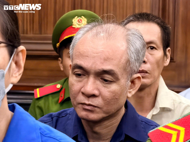 Theo chỉ đạo của ông Sơn, Phòng GD&ĐT Quận 5 (cũ) thí điểm mua sắm thiết bị của AIC. Dù chưa có kết quả đấu thầu, chuyên viên phòng vẫn phối hợp nhận hồ sơ, dữ liệu do nhân viên AIC gửi qua email. Gói thầu này gây thiệt hại 4,2 tỷ đồng.