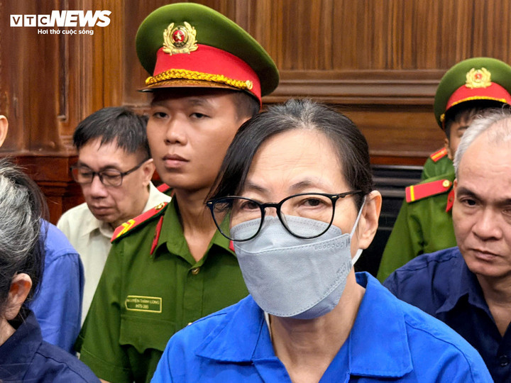 Công tố cáo buộc ông Sơn phải chịu trách nhiệm đối với 129 gói thầu do phòng GD&ĐT của 23 quận, huyện trước đây và 89 trường THPT làm chủ đầu tư, với tổng thiệt hại hơn 137 tỷ đồng.