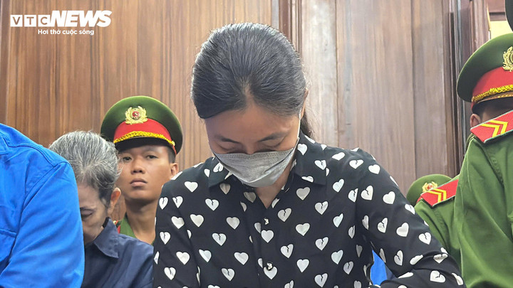 Ngoài ra, các phòng giáo dục khác được yêu cầu áp dụng hình thức mua sắm trực tiếp dựa trên giá, chủng loại thiết bị mà quận 5 đã thực hiện. Ông Sơn cũng tham mưu mở rộng chủ đầu tư sang các trường THPT (không đủ điều kiện đấu thầu), đề xuất tăng số lượng thiết bị, dẫn đến thêm nhiều sai phạm.