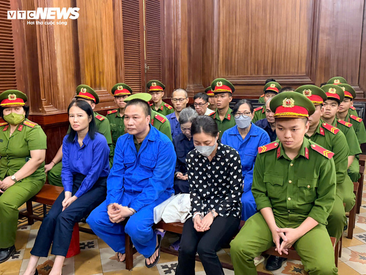 Sáng 9/12, TAND TP.HCM mở phiên xét xử 16 bị cáo trong vụ vi phạm quy định về đấu thầu gây hậu quả nghiêm trọng, liên quan bà Nguyễn Thị Thanh Nhàn, Công ty CP Tiến bộ Quốc tế (AIC) và Sở Giáo dục – Đào tạo TP.HCM.