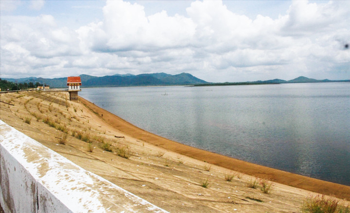 يخزن خزان مشروع ري