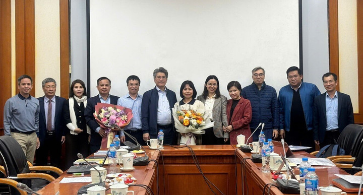 คณะนักวิจัยถ่ายภาพที่ระลึกร่วมกับสมาชิกสภาการรับรอง ตัวแทนจากหน่วยบริหาร และหน่วยงานเจ้าภาพ (ภาพ: กระทรวงวิทยาศาสตร์และเทคโนโลยี)