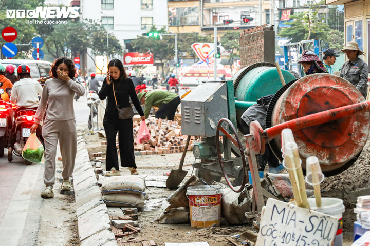 Dịp cuối năm, nhiều tuyến phố Hà Nội lại bị đào bới, xới tung lên để thay đá vỉa hè.