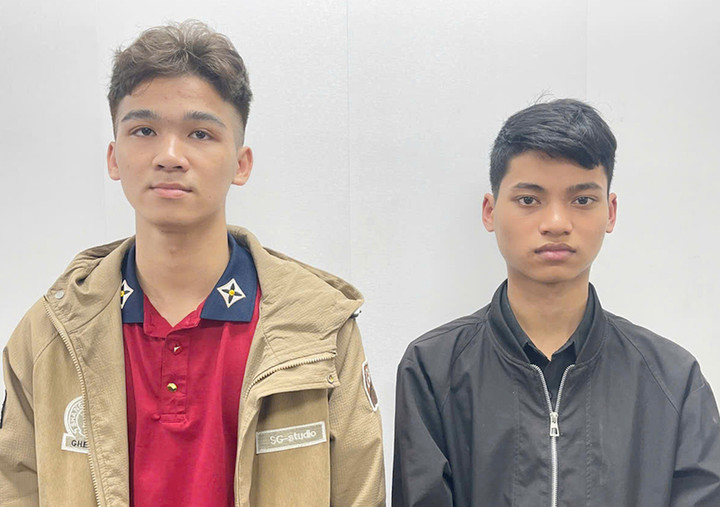 Trần Văn Nguyên (áo đen) và Mai Quang Anh tại cơ quan công an. (Ảnh: Công an Thanh Hoá)