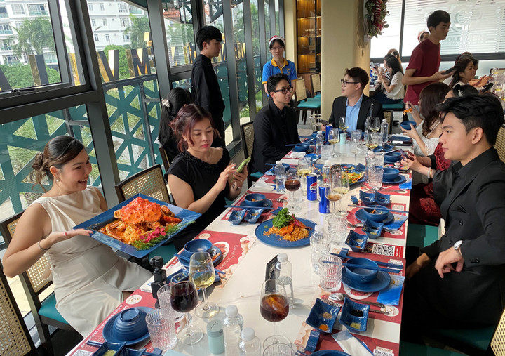 Nhiều người dân ở TP.HCM đã đặt bàn tại các nhà hàng để ăn mừng lễ Giáng sinh. (Ảnh: Đại Việt)