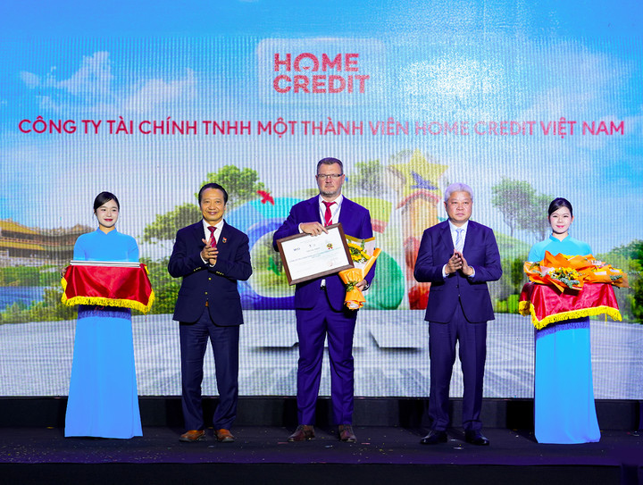 Ông Jakub Kudrna, Giám đốc Chiến lược kiêm Chủ tịch ban chỉ đạo ESG tại Home Credit Việt Nam, nhận giải thưởng Top 10 Doanh nghiệp Bền vững lĩnh vực Thương mại - Dịch vụ từ Thứ trưởng Nguyễn Mạnh Khương và Phó Chủ tịch VCCI Nguyễn Quang Vinh. (Ảnh: Home Credit)