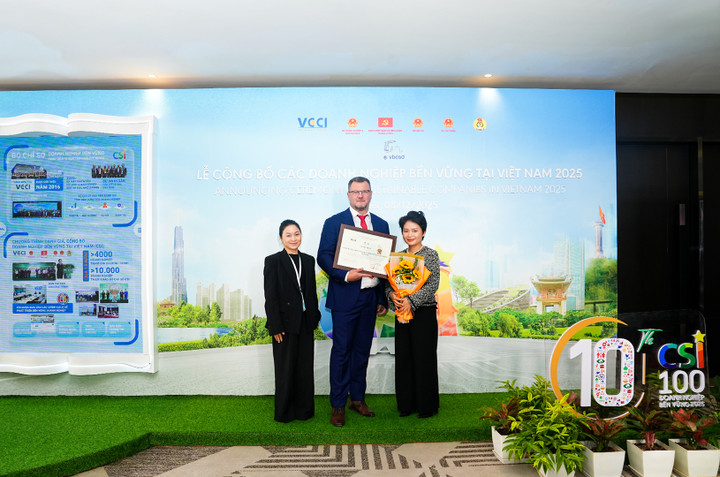 Ông Jakub Kudrna cùng đội ngũ Home Credit Việt Nam. (Ảnh: Home Credit)