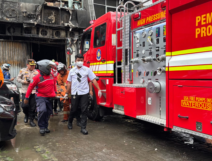 Các cơ quan chức năng vẫn đang xác định nguyên nhân vụ cháy và đánh giá mức độ thiệt hại. (Ảnh: Metro TV)