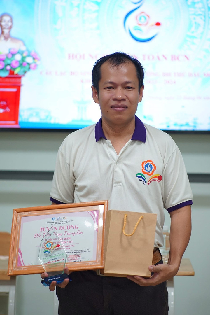 סיים את לימודיו באוניברסיטה בגיל 36-4