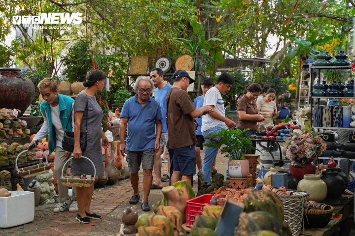 Khách đến tham quan, mua sắm tại Làng gốm Lái Thiêu.